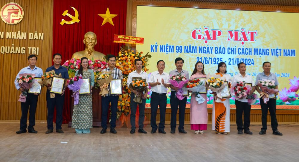 Trưởng Ban Tuyên giáo Tỉnh ủy Hồ Đại Nam trao giải B Giải Báo chí tỉnh lần thứ VII cho các tác giả, nhóm tác giả - Ảnh: L.T